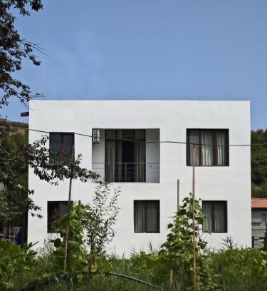Vedzebi Hotel | Io's garden