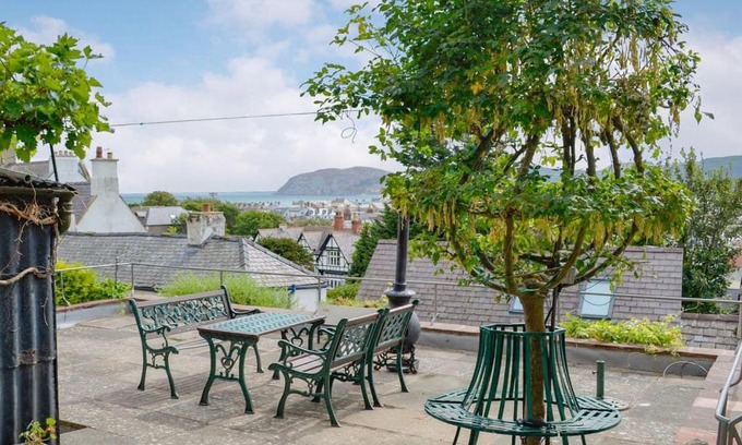 Llandudno House | Iola Cottage