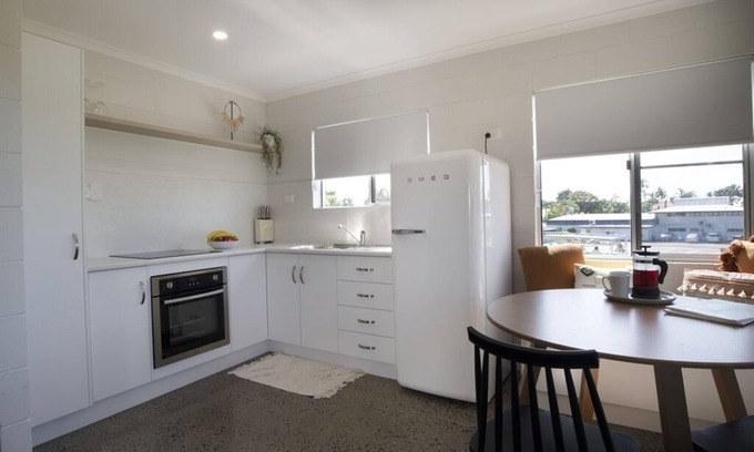 Mission Beach House | Iona - Mission Beach - Stroll to cafes, shops and beach