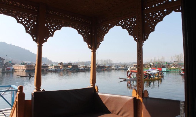 Dal Lake Boat Rental | Iram Houseboats