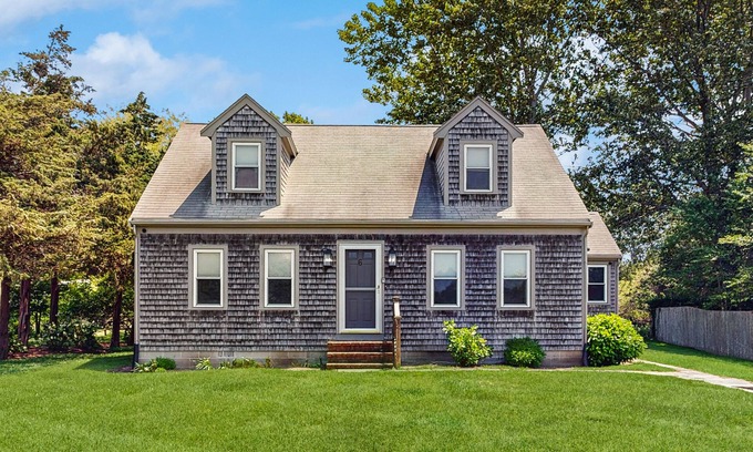 Nantucket Town House | Ireland Time | House in Nantucket with deck, full kitchen, & W/D