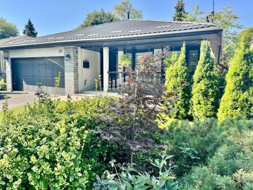 Etobicoke House | iResidence in Toronto - Fantastic Vacation Home with Breakfast