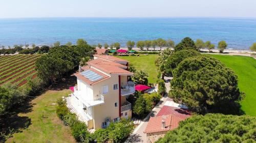 Trifylia Apartment | Irida Beach Resort Suites