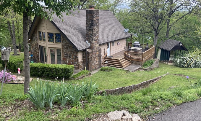 Paradise Hill House | “Iris Cottage” - Cozy Cabin that Sleeps 10