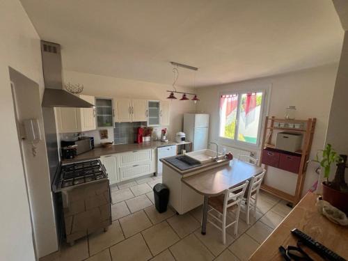 Viviers House | Iris