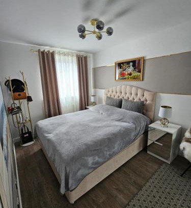 Longcroft House | Iris Stay
