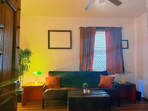Ironbound District House | Ironbound 4 bdrm Industrial Suite! FREE parking