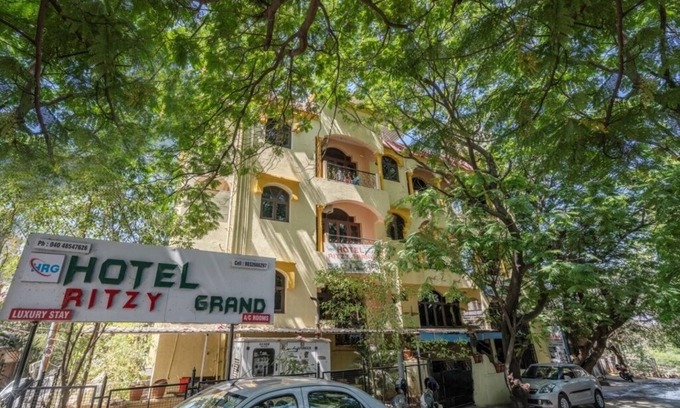 Jubilee Hills Hotel | iROOMZ Hotel Ritzy Grand