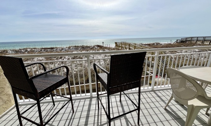 Fort Walton Beach Condo | IS #204- SEPT. SPECIAL! STAY 6 NIGHTS GET 1 NIGHT FREE! BCH SERVICE INCLUDED!
