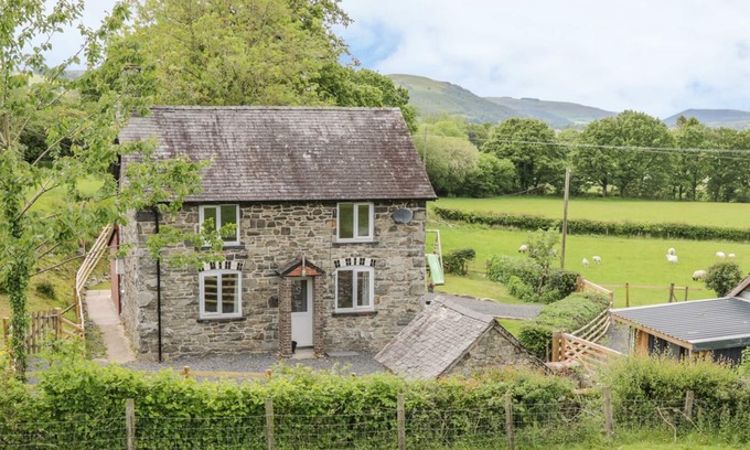 Caersws Cottage | ISFRYN, pet friendly, character holiday cottage in Carno