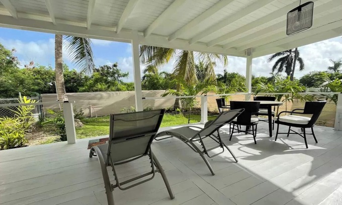 Wotton House | Island 4 Bed Home, Large Deck, Fast WIFI, BBQ