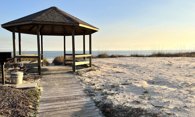 East End Condo | ISLAND CLUB- East End OCEANFRONT Ground Level unit with gazebo and OCEAN VIEW