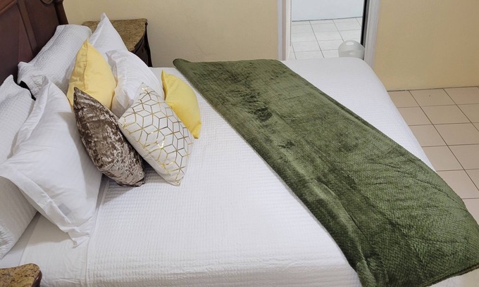 Estate Hermon Hill Apartment | Island Escape Charming/Quiet 1-BD/1BR Apt, AC, Wi-Fi. Washer/Dryer