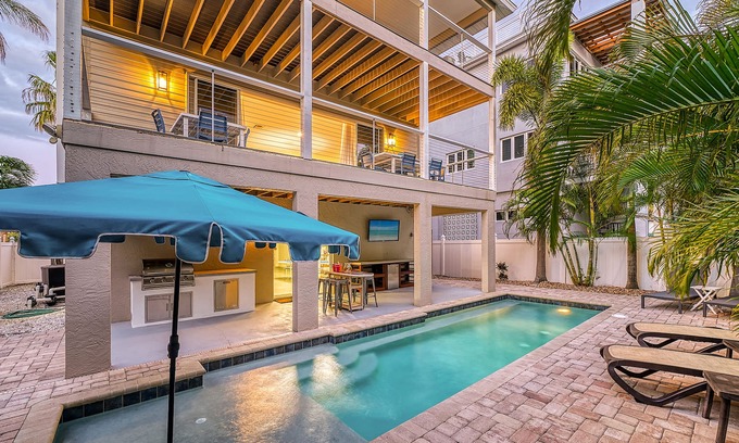 Siesta Key House | 🌴 Island Escape | Home on Siesta Key w/Private Heated Pool & Ping Pong Table!