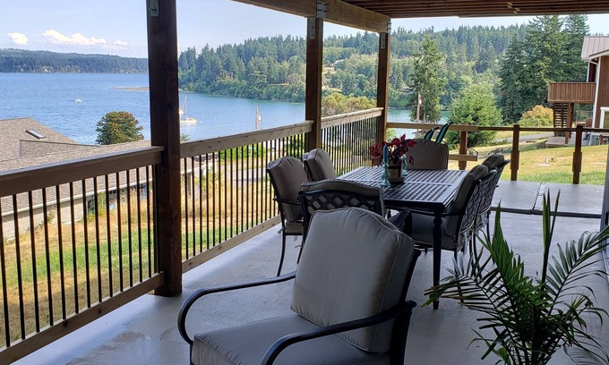 Greenbank House | Island House @ Honeymoon Bay - Lower Level