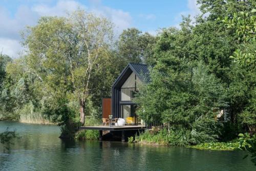 South Cerney House | Island Lodge