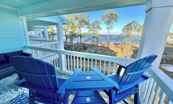Innerarity Townhomes House | Island Oasis: Beautiful Bay View, 2 Kayaks & Pool!