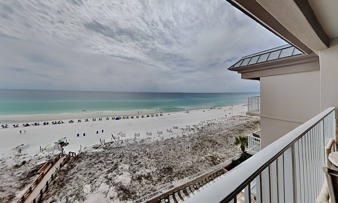 Fort Walton Beach Condo | Island Princess #709 | Gulf Front + Pool Access