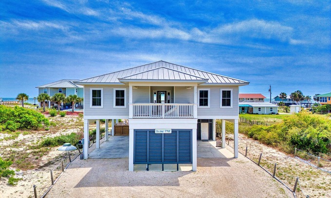 St. George Island House | Island Tide is a 4-bed, 4-bath house on the west side of St. George Island, FL.