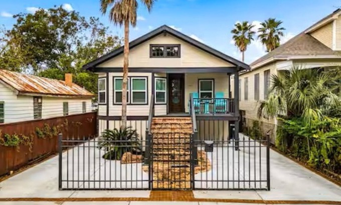 San Jacinto House | Island Time Getaway 3 bed 2 bath, couple of blocks from the beach, dog friendly