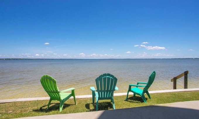 Innerarity Townhomes House | Island Time: Peaceful Waterfront Unit with Kayaks!