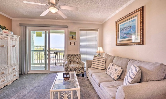 Isle of Palms Condo | Isle of Palms Beachfront Condo w/Balcony & Pool!