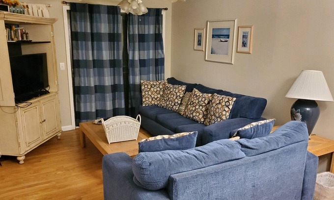 Isle of Palms Condo | Isle of Palms, beautiful condo, fossil display, 2 bedroom, 2 bath, highspeed net