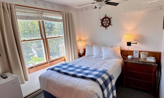 Trenton Apartment | Isleview Gallery Rm 11 - Walk to lobster shacks!