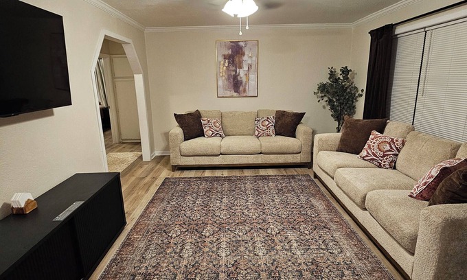 Lubbock House | Isolated King bed, 2 Queen beds - Fenced yard - 9 min to Texas Tech