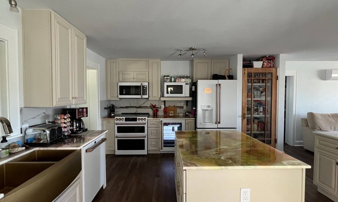 Weatherford House | It's A Couple's Affair! "This is a 1-bedroom shared space"