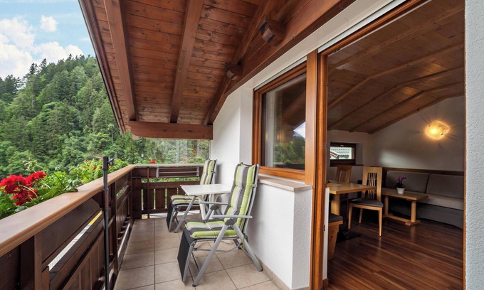 San Leonardo in Passiria Apartment | Holiday Apartment "Hahndl II" with Mountain View, Wi-Fi, Garden, Terrace and Balcony