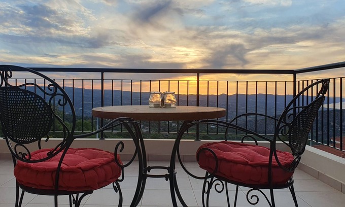 Meladeia Villa | Ithaki House: Breathtaking Views & Sunset Splendor