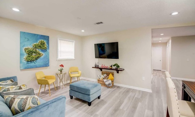 Hattiesburg House | It’s a beautiful renovated house with modern furniture and lovely decor.