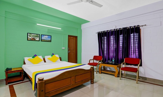 Mahadevpet Hotel | Itsy By Treebo - Iha Comforts With Mountain View