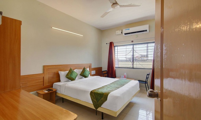 Rajajinagar Hotel | Itsy By Treebo - KES Residency