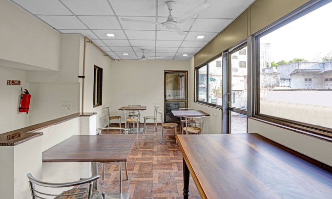 Navrangpura Hotel | Itsy Hotels Aakash,100 Mts From Sardar Patel Stadium