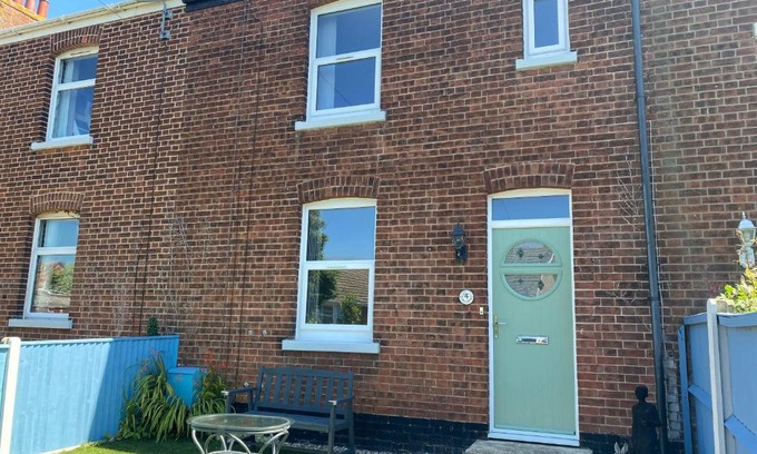 Caister-on-Sea House | Ivy Coastal Cottage