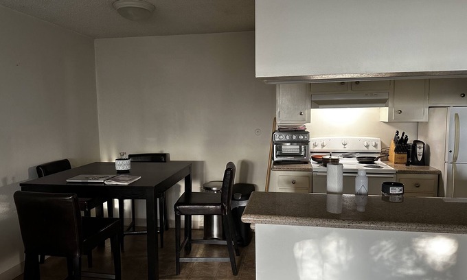 Oakland Apartment | Ivy Hill Close to Oakland/Alameda/San Francisco hospitals Covered garaged park.