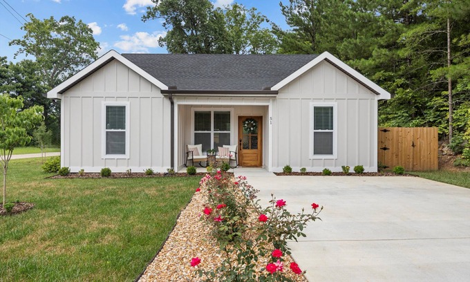Chickamauga House | Ivy Villa | Adorable home in Chickamauga!