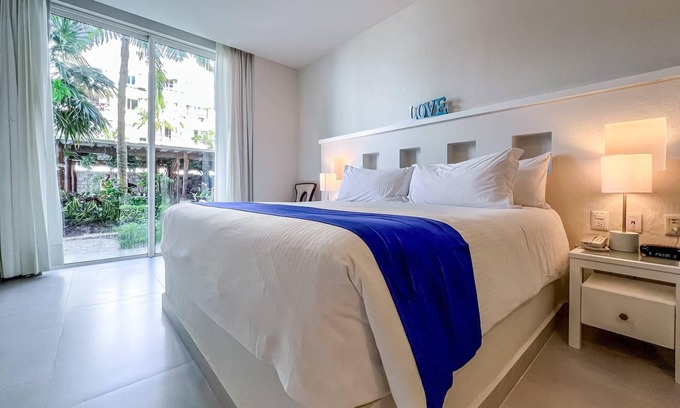 Centro - Supmza 001 Condo | Ixchel Beach Hotel. Steps away from North Beach