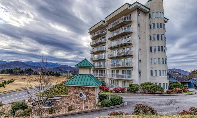 Pigeon Forge Condo | " J & B Golf Getaway "