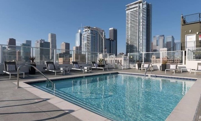 Historic Core Apartment | J-Boho Chic Condo-Free Parking-Rooftop Pool & Spa