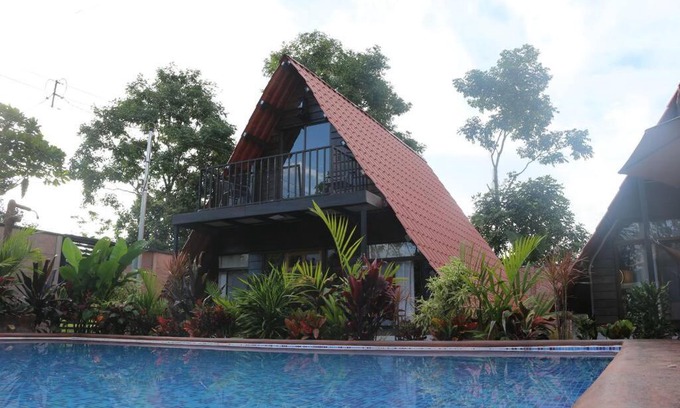 La Fortuna Ski Chalet | Jacen Chalet Pool & Volcano View