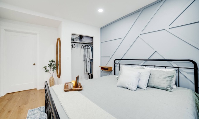 Kellogg House | Jackass Manor/8 beds sleeps 11/Hot tub/locally owned.