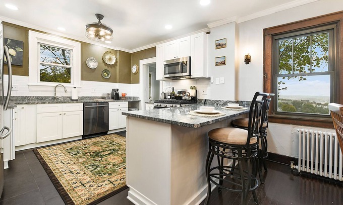 South Side Slopes House | Jackie's Hillside Charm - cozy, parking & glowing city view