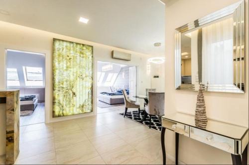 Terezvaros Apartment | Jacuzzi Roofterrace Luxury over the Opera