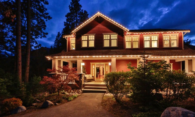 Leavenworth House | Jagger's River Haus - Hot Tub - Waterfront - Walking Distance to To Town!