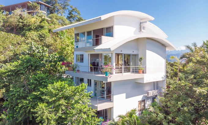 Valle Pura Vida Apartment | Jaguar: 2-Bedroom Ocean-View Penthouse in Villa Mar y Sol