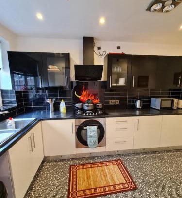 Staple Hill Apartment | jAH LODGE BRSITOL BIG HOUSE STAY FREE PARKING 20 PERCENT OFF WEEKLY MONTHLY STAY BUSINESS CONTRACTOR STUDENTS RELOCATIONS 5BED