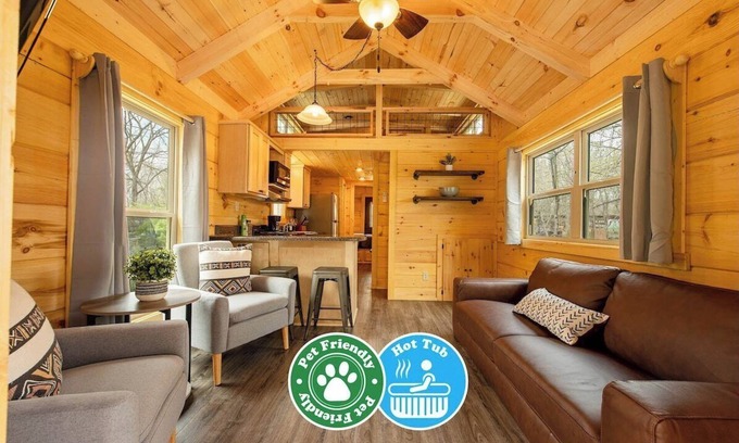 Lookout Valley Neighborhood Association Apartment | Jake Cabin | Luxury Hot Tub Cabin Near Downtown
